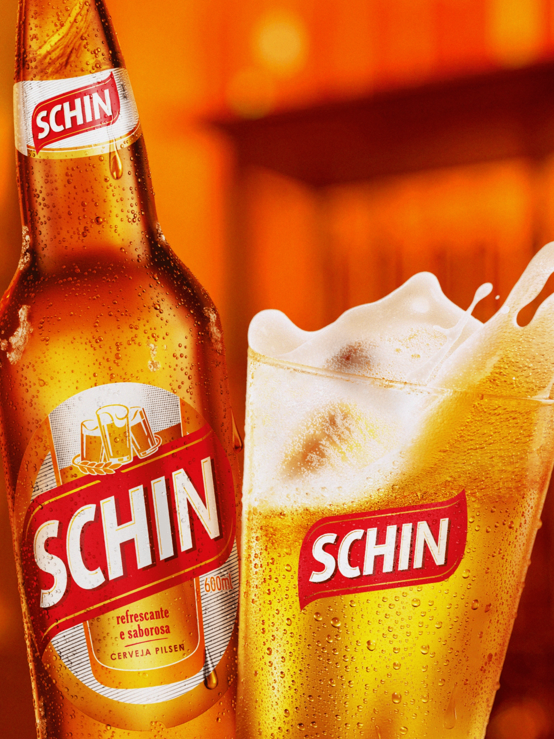 Garrafa e copo de cerveja dourada Schin